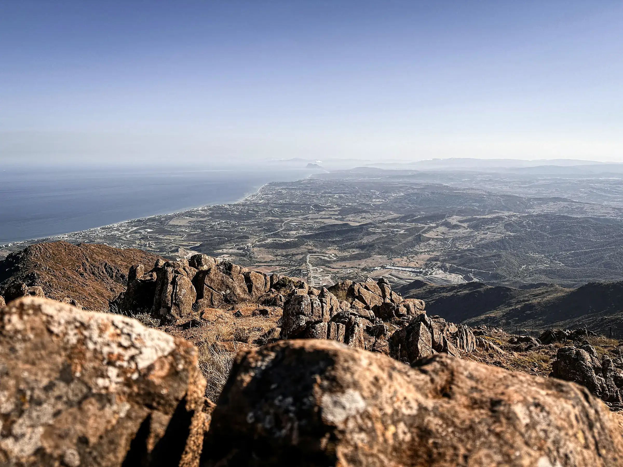 La costa vista desde la cima de la Sierra Bermeja, con Gibraltar en el horizonte