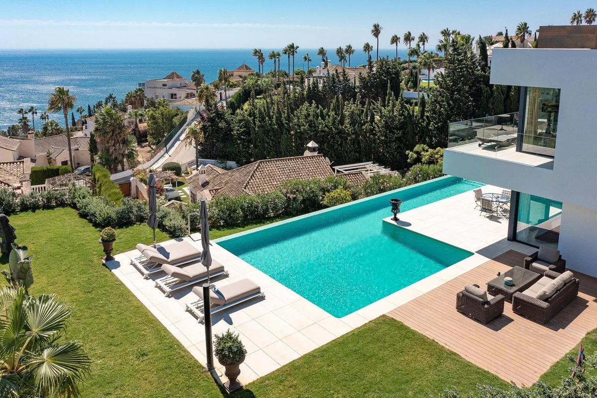 Villa moderna con piscina en La Punta Paloma, Manilva, con la costa y el mar a sus pies