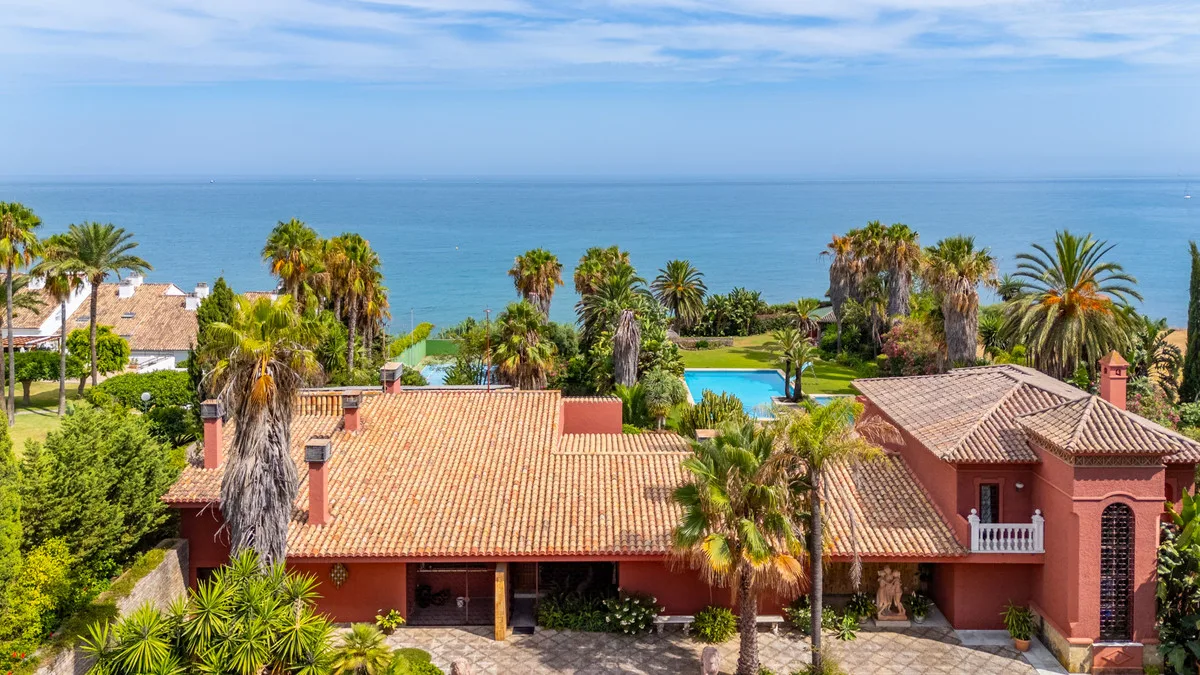Vista aérea de la finca frente al mar, con tejados de teja y jardín tropical hasta el Mediterráneo
